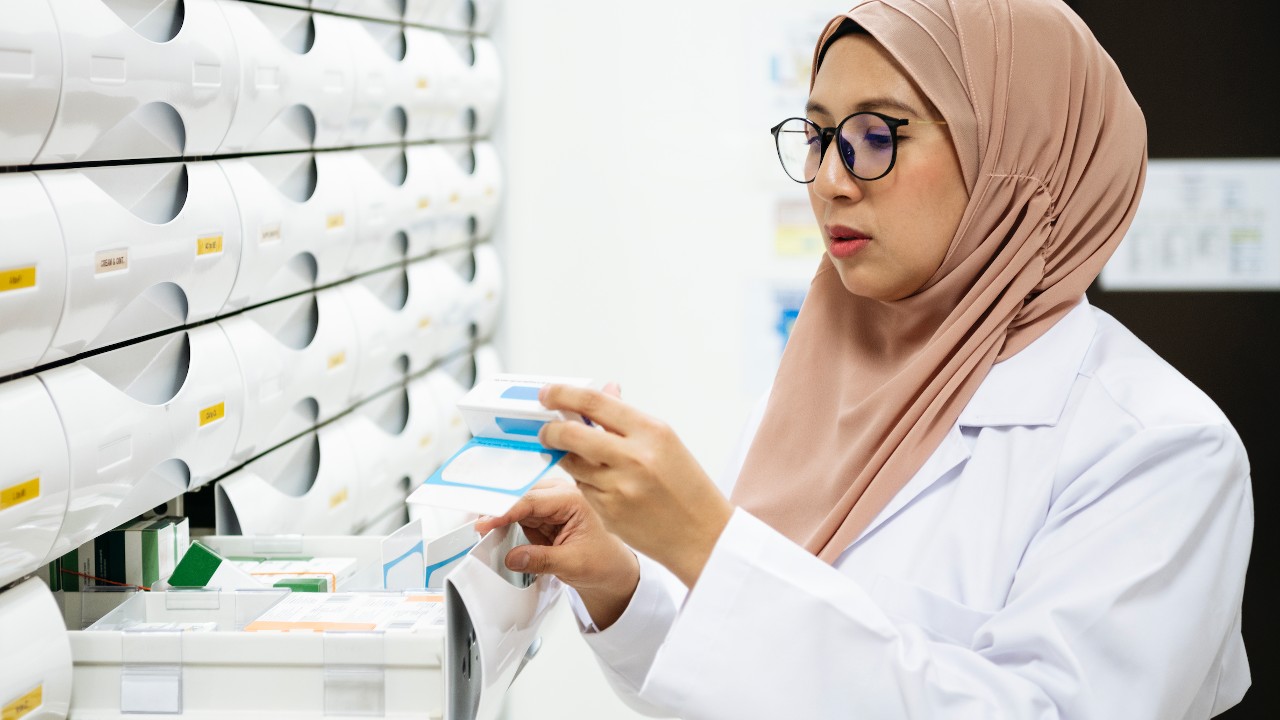 pharmacist-dispensing-1280